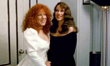 Bette Midler e Barbara Hershey em Beaches - YouTube
