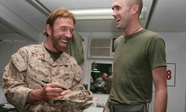 Chuck Norris é homenageado pelos Marines. X @USMC
