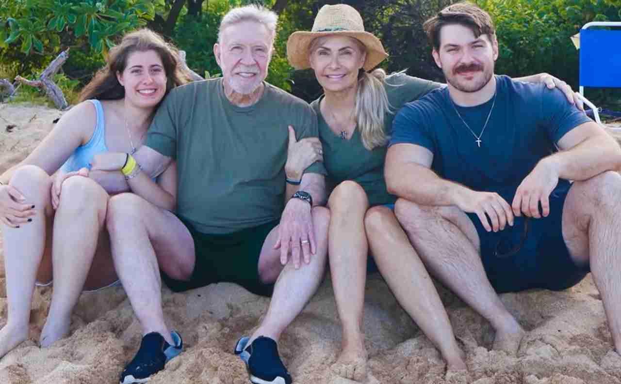 Chuck Norris with the family - Instagram reproduction
