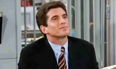 JFK Jr. em Murphy Brown - reprodução