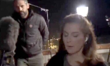 Vídeo: Alerta de ataque aéreo interrompe cobertura ao vivo e obriga jornalistas a buscar abrigo em Israel (Foto: Reprodução / TV)