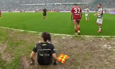 Jogador derruba assistente de arbitragem durante partida na Turquia e não presta ajuda. Foto: Reprodução X @bosunatiklama