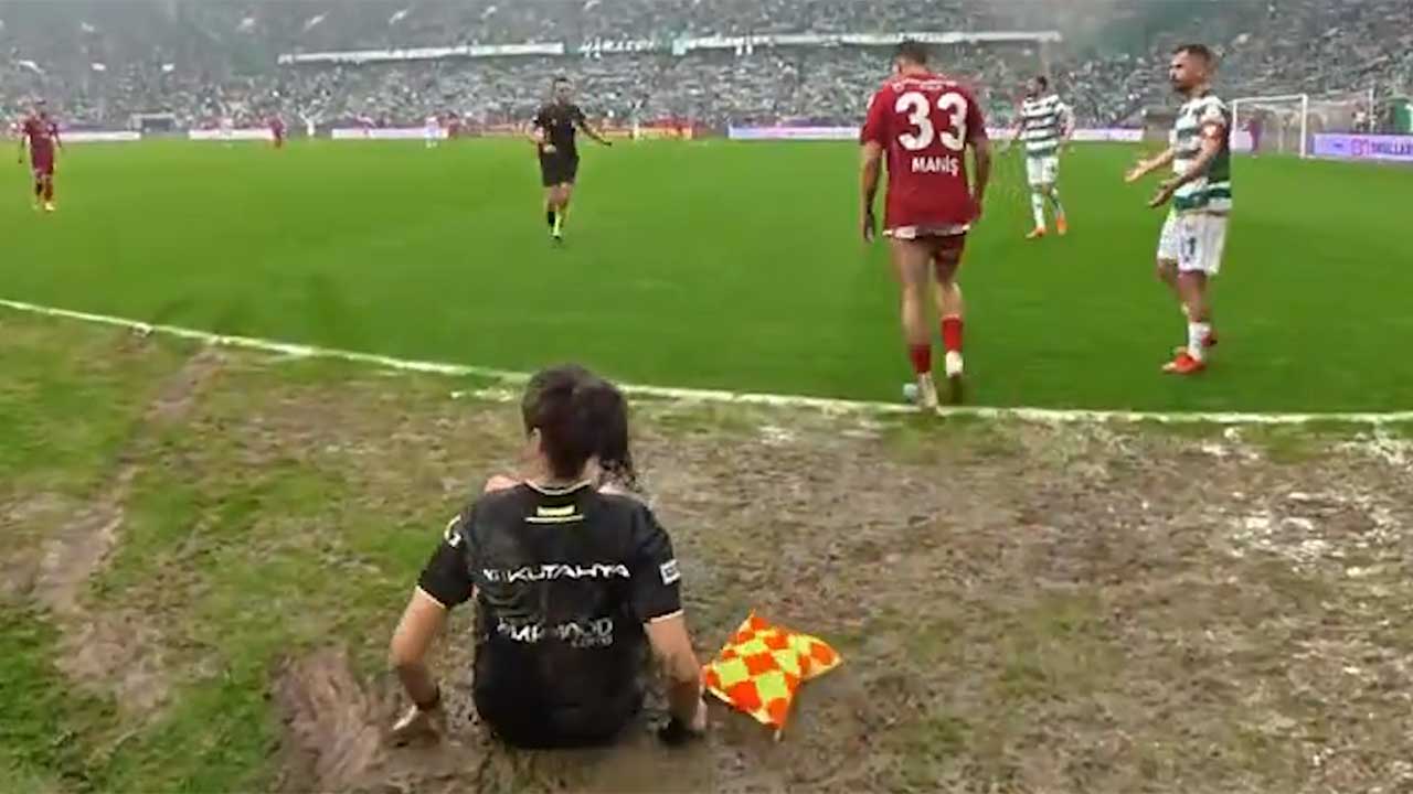 Player knocks down assistant referee during match in Turkey and offers no help. Photo: Reproduction X @bosunatiklama