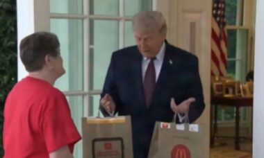 Donald Trump dá entrevista inusitada ao lado de entregadora na Casa Branca