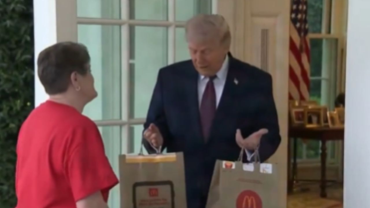 Donald Trump accorde une interview insolite aux côtés d’une livreuse à la Maison-Blanche