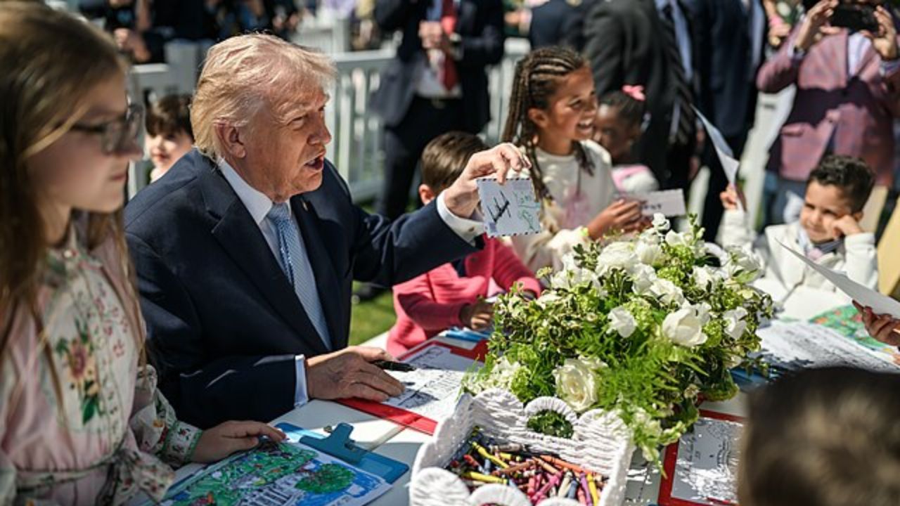 Donald Trump faz discurso de guerra ao lado do Coelho da Páscoa em evento para crianças