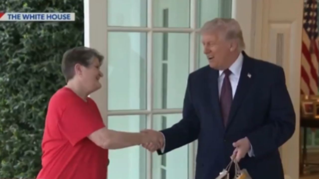 Donald Trump accorde une interview insolite aux côtés d’une livreuse à la Maison-Blanche
