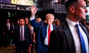 Donald Trump faz entrada triunfal no UFC 327 e gera debate sobre a recepção da plateia