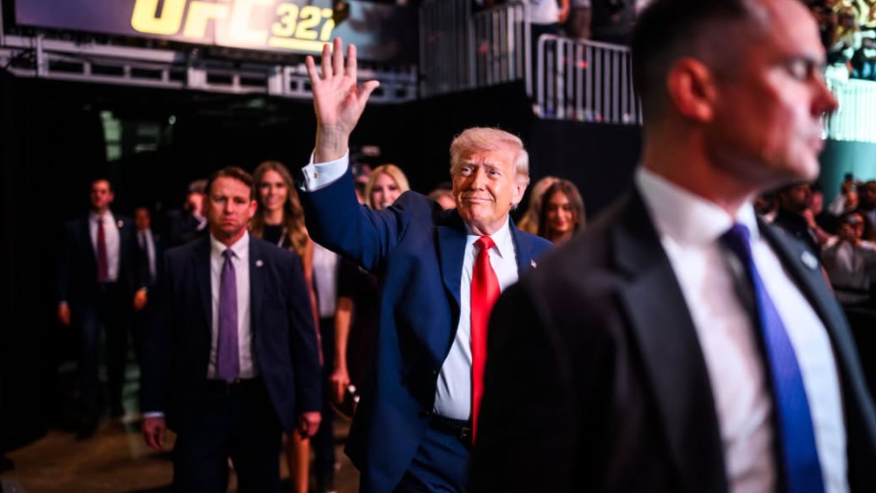 Donald Trump faz entrada triunfal no UFC 327 e gera debate sobre a recepção da plateia