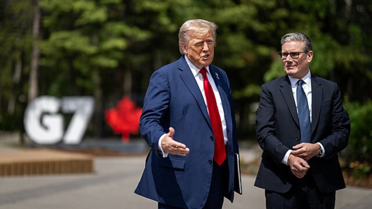 Donald Trump tira sarro de Keir Starmer e de sua oposição à guerra no Irã em evento privado