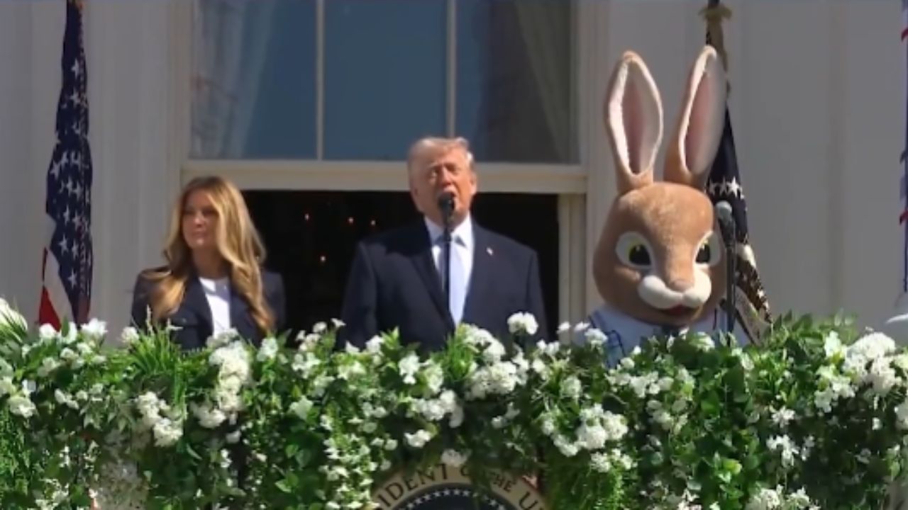 Donald Trump faz discurso de guerra ao lado do Coelho da Páscoa em evento para crianças