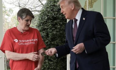 Trump é acusado de usar eleitora para atuar em vídeo sobre entregadores de comida