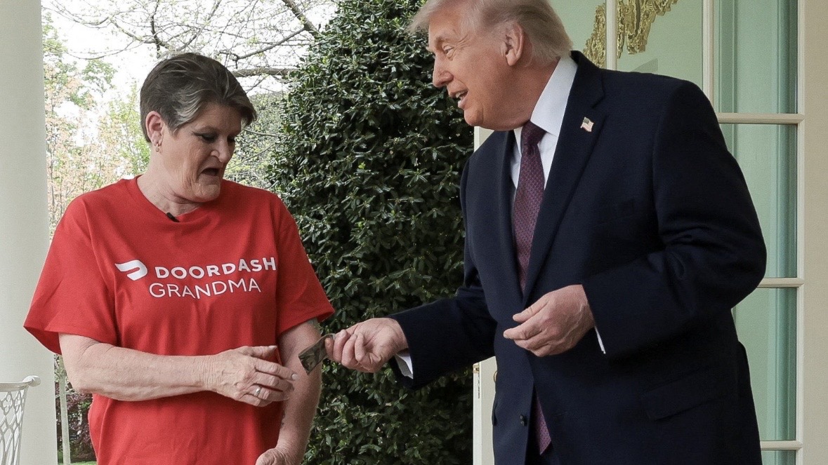 Trump wordt beschuldigd ervan een kiezer te gebruiken om op te treden in video over maaltijdbezorgers