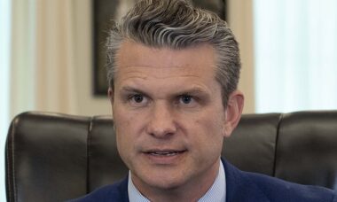 Pete Hegseth cita uma suposta passagem da Bíblia que na verdade veio do filme “Pulp Fiction”