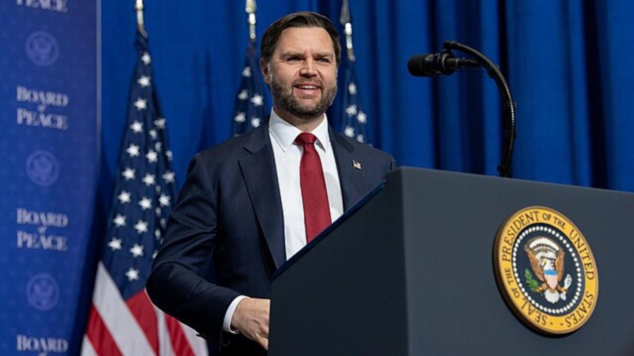 JD Vance rebate Joe Rogan por detonar apoiadores do MAGA em podcast