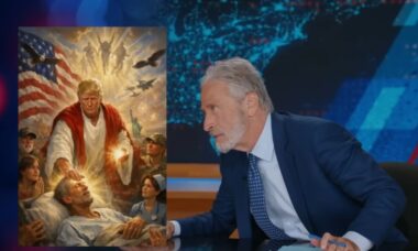 Jon Stewart fica surpreso ao notar que homem “curado” por Trump de IA se parece muito com ele