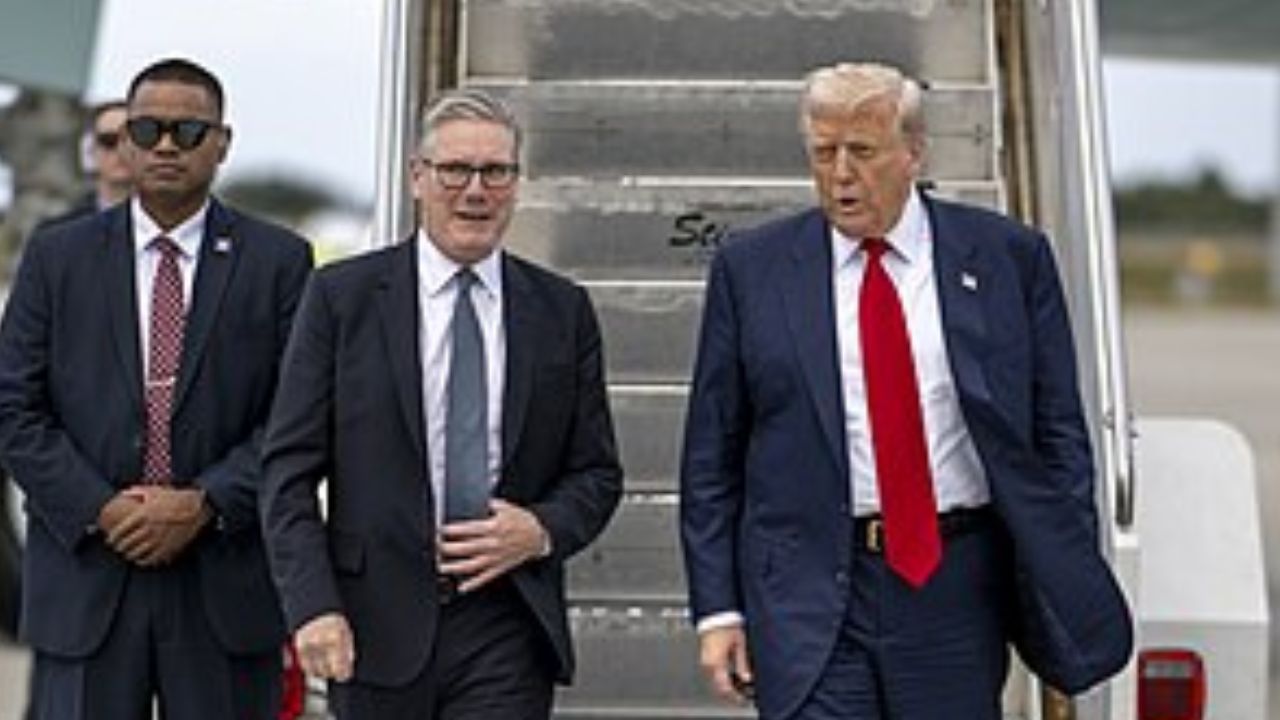 Donald Trump tira sarro de Keir Starmer e de sua oposição à guerra no Irã em evento privado