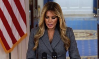 Melania Trump dá 5 sinais secretos em seu discurso sobre Epstein, diz especialista
