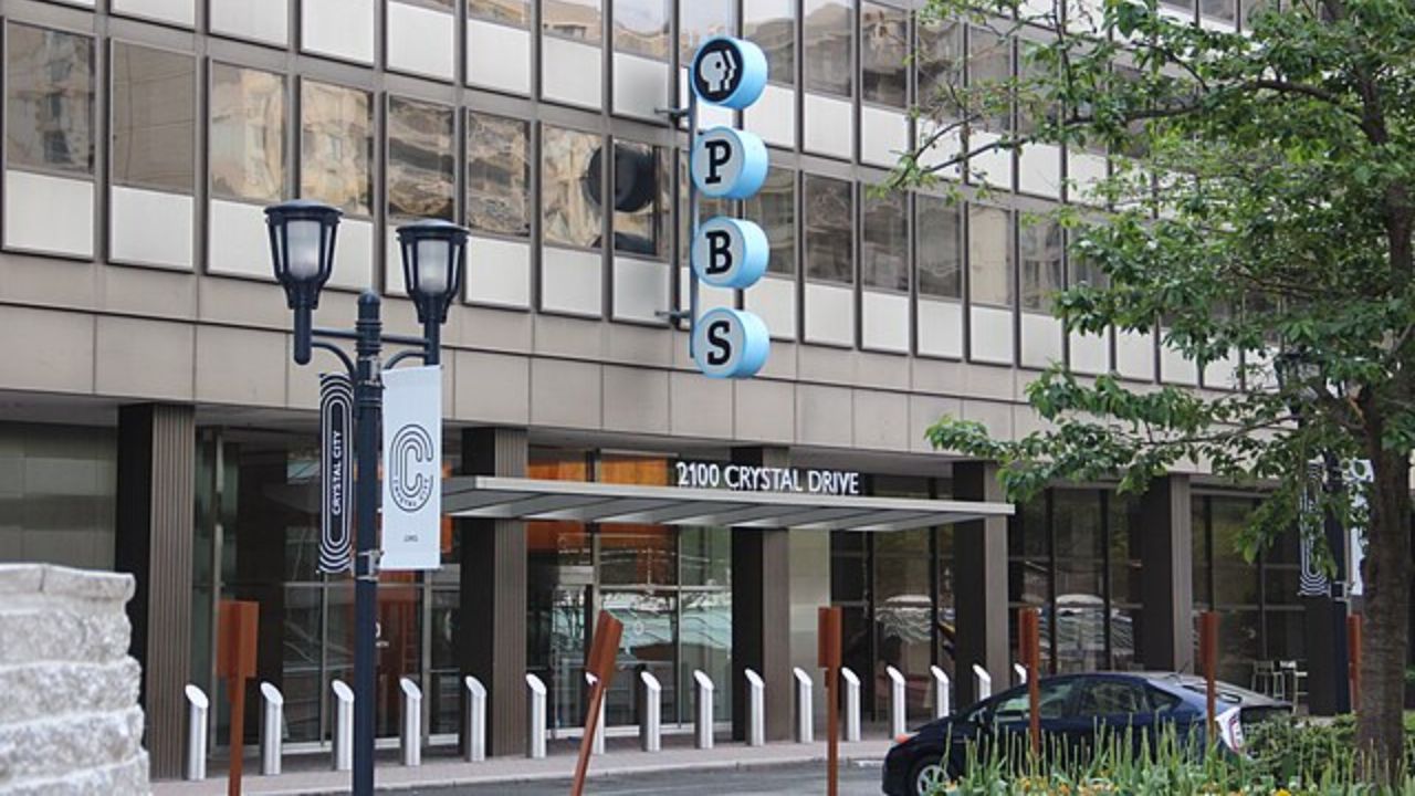 Juiz decide que Trump violou a Primeira Emenda ao cortar verbas da PBS e NPR