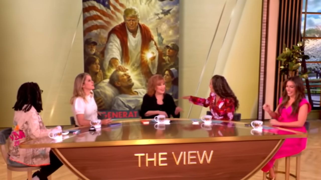 Whoopi Goldberg s’en prend à Donald Trump après qu’il a tenté de se défendre pour une image de Jésus générée par IA