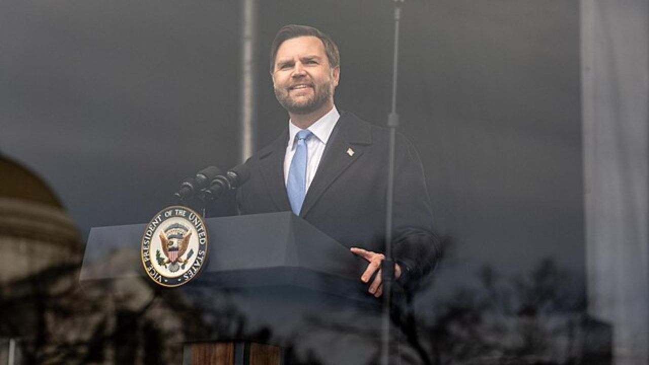 JD Vance faz analogia anormal com cessar-fogo e o “direito de saltar de paraquedas” de sua esposa
