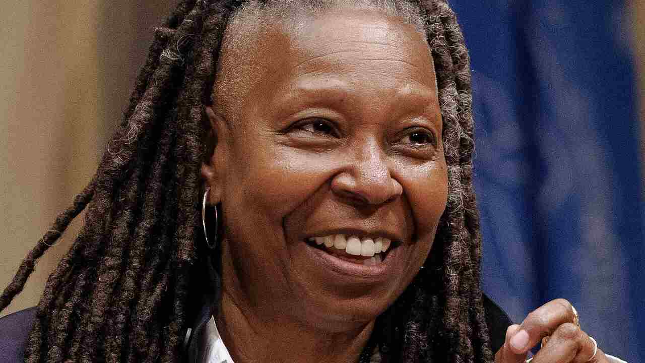 Whoopi Goldberg suggereert dat Trump zijn eigen hotel zou moeten bouwen na recente schietpartij