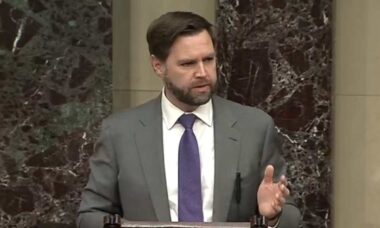 JD Vance é vaiado durante discurso em que criticava posição anti-guerra do Papa Leão