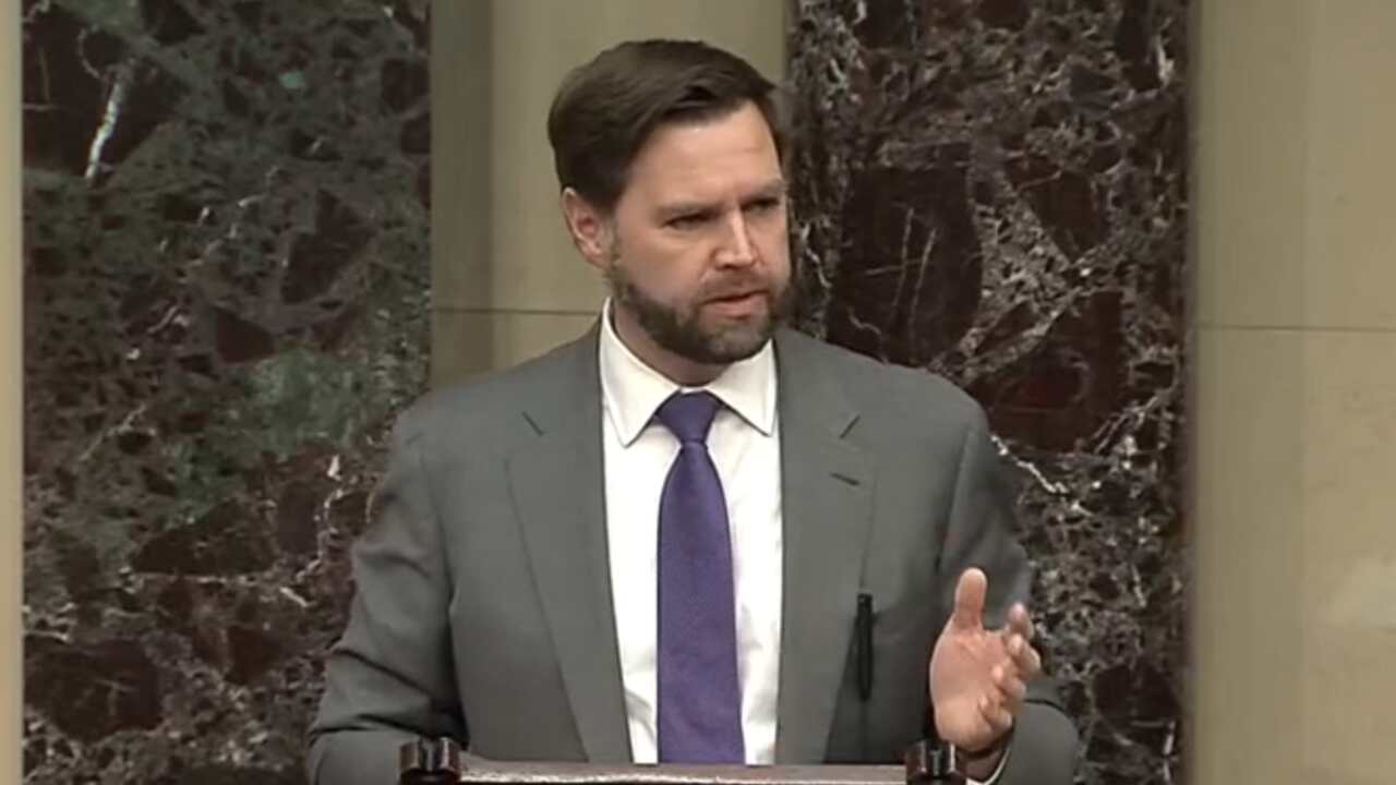 JD Vance est hué lors d’un discours dans lequel il critiquait la position anti-guerre du pape Léon