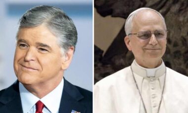 Sean Hannity, da Fox News, causa confusão ao perguntar ao Papa Leão se ele já leu a Bíblia