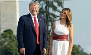 Donald Trump interrompe discurso para avisar que seu casamento com Melania não vai durar muito