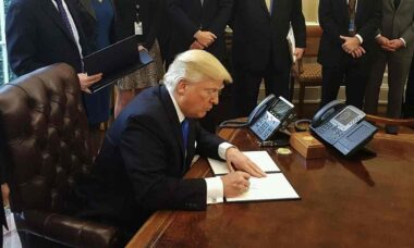 Donald Trump se posiciona a favor de mudar nome do departamento de imigração dos EUA