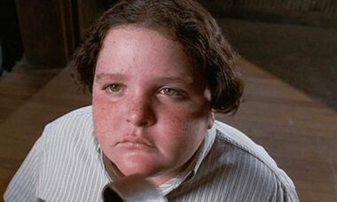 Astro mirim de “Matilda”, Bruce está irreconhecível após deixar Hollywood para trás (Foto: Reprodução)