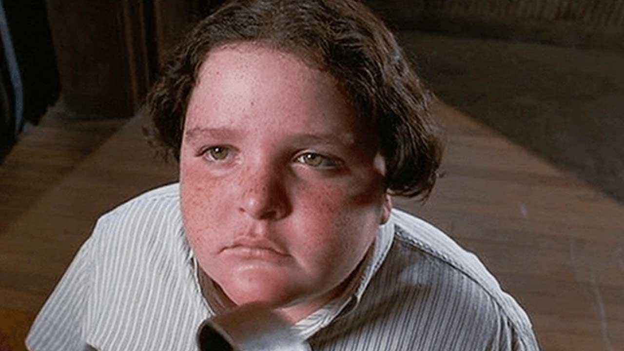 Astro mirim de “Matilda”, Bruce está irreconhecível após deixar Hollywood para trás (Foto: Reprodução)