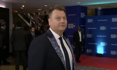 Apresentador da Fox News é flagrado reclamando da segurança antes de tiroteio em jantar com Donald Trump
