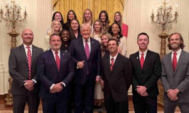 Foto de Donald Trump com time feminino de tênis provoca reação nas redes