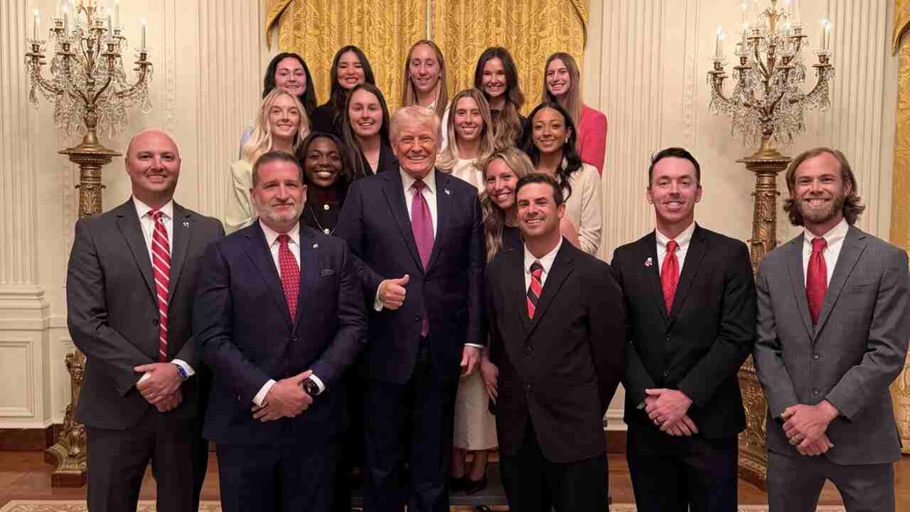 Foto van Donald Trump met vrouwelijk tennisteam veroorzaakt reacties op sociale media