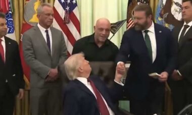 Joe Rogan é chamado de “vendido” ao aparecer na Casa Branca após criticar Trump publicamente