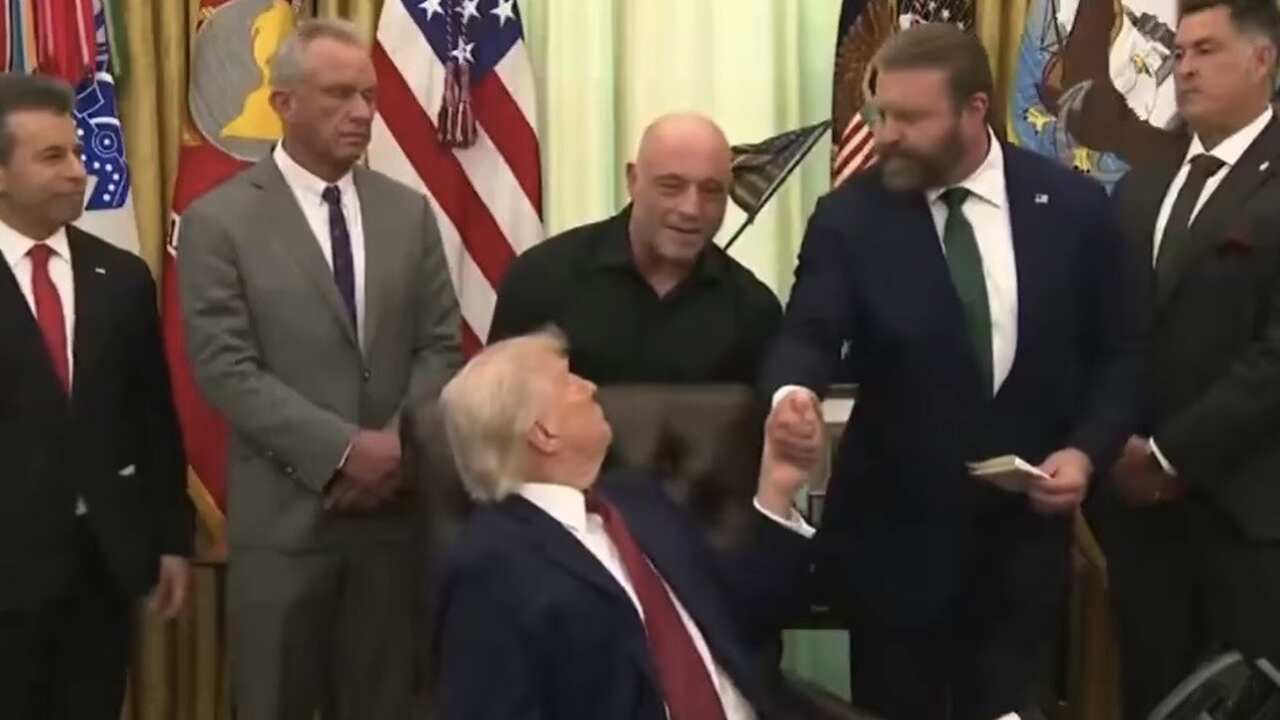 Joe Rogan wordt een ‘sellout’ genoemd nadat hij in het Witte Huis verschijnt na publieke kritiek op Trump