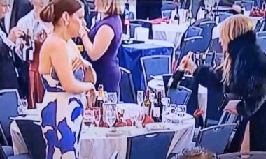 Vídeo: Mulher é flagrada roubando garrafas de vinho após tiroteio em jantar com Donald Trump