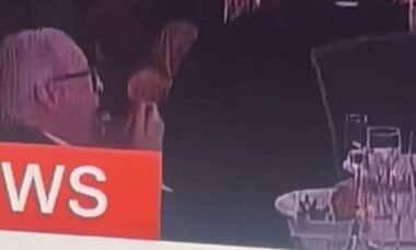 Vídeo: Homem vira destaque ao ignorar tiroteio durante jantar com Donald Trump
