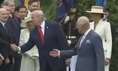 Trump é chamado de "desrespeitoso" após cortar na frente do Rei Charles para cumprimentar convidados