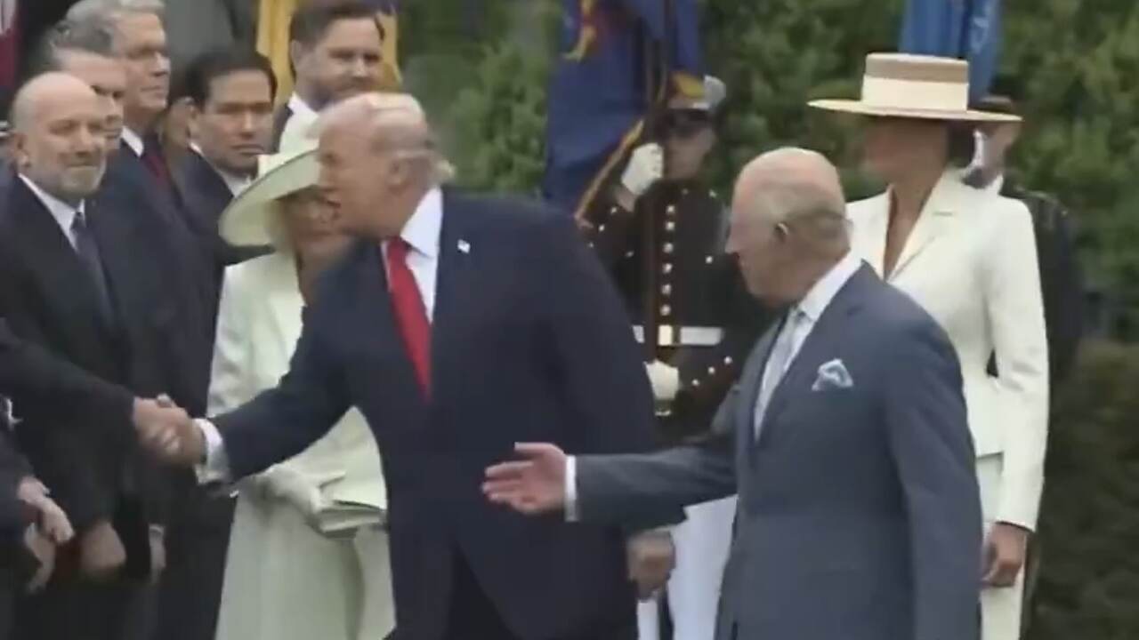 Trump é chamado de "desrespeitoso" após cortar na frente do Rei Charles para cumprimentar convidados