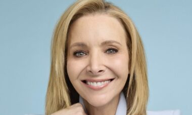 Lisa Kudrow expõe ganhos milionários de "Friends" e irrita ex-colegas de elenco