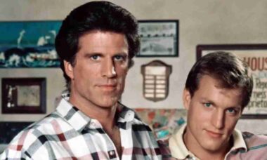 Ted Danson e Woody Harrelson em Cheers - reprodução IMDB