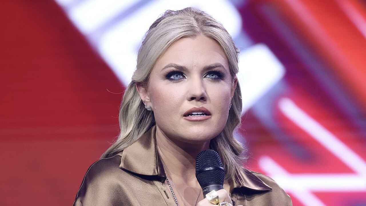 Erika Kirk é acusada de hipocrisia após receber doutorado honorário