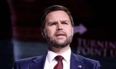 JD Vance é colocado em saia justa por repórter após Trump chamá-lo de "garotinho"