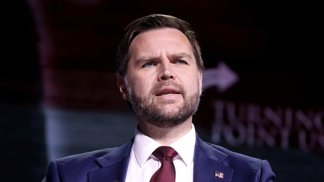 JD Vance é colocado em saia justa por repórter após Trump chamá-lo de "garotinho"