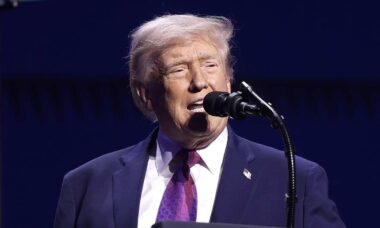 Donald Trump faz imitação “vergonhosa” de fisiculturista durante discurso na Flórida
