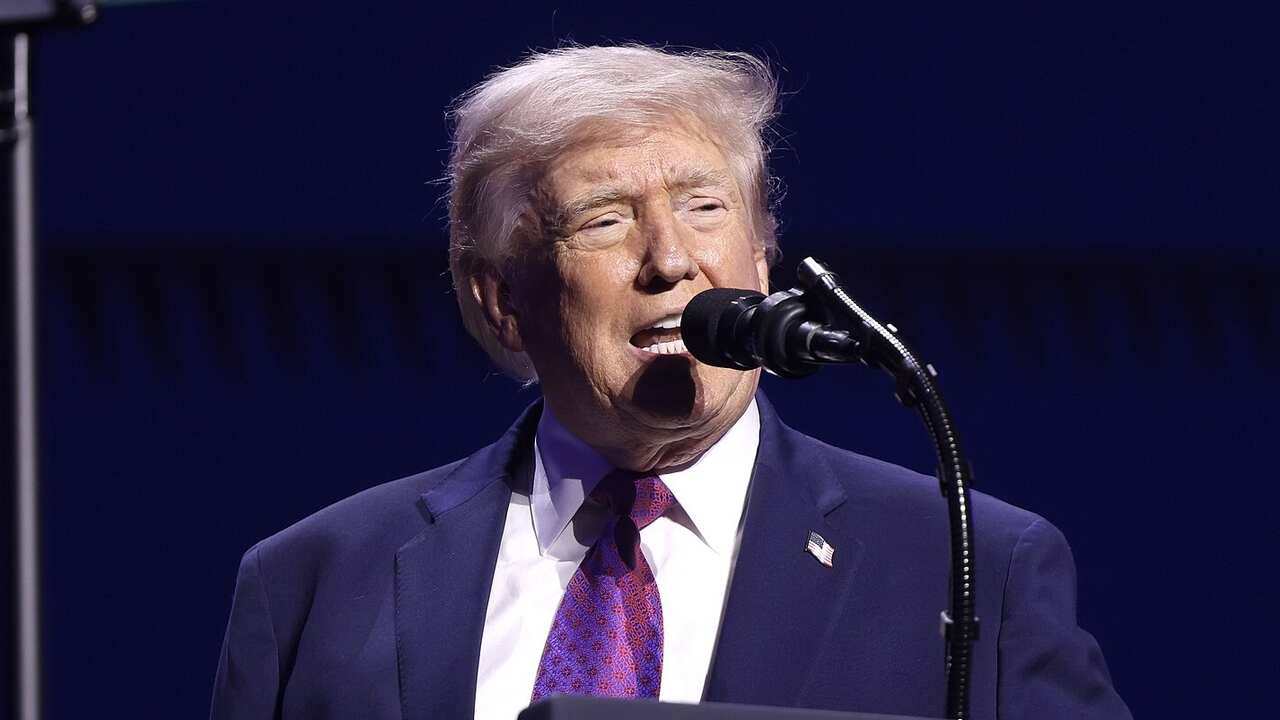 Donald Trump makes “embarrassing” bodybuilder imitation during speech in Florida
