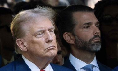 Donald Trump Jr. é vaiado durante hino americano - domínio público
